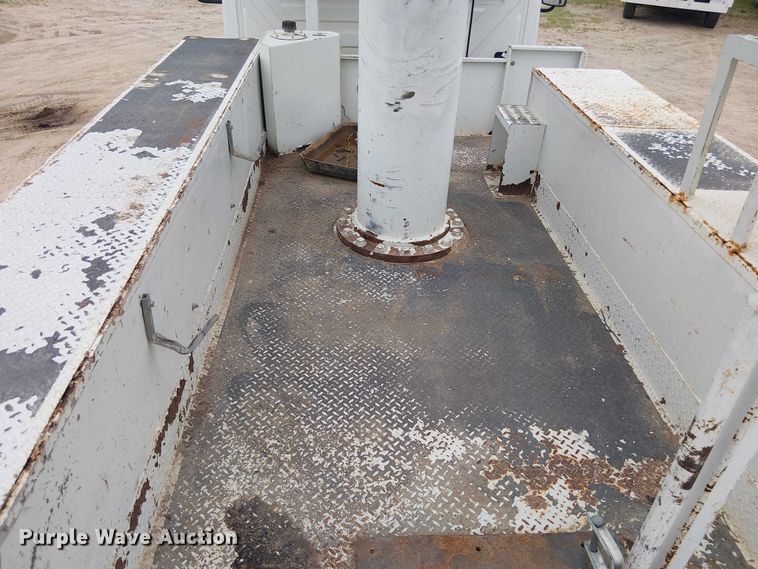 image for item DU3113 2005 International 7300 bucket truck