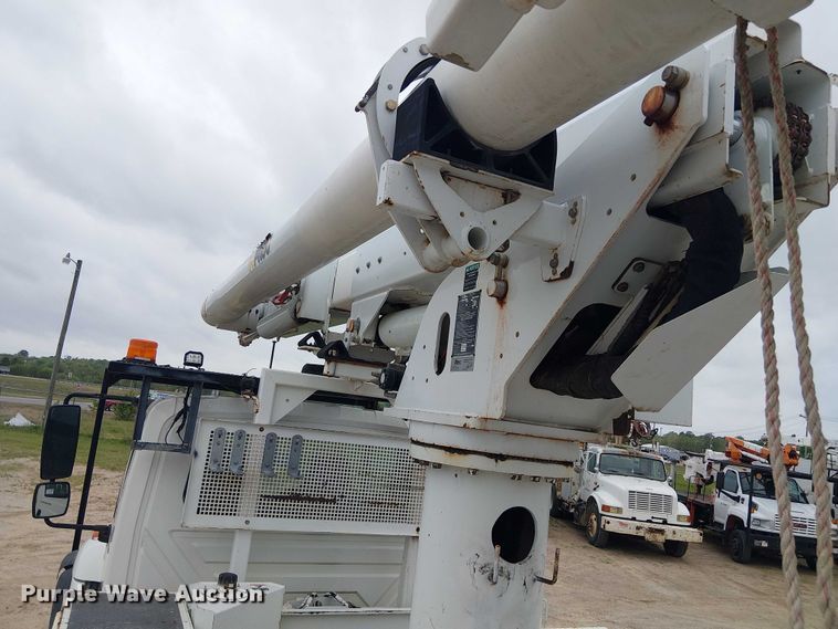 image for item DU3113 2005 International 7300 bucket truck