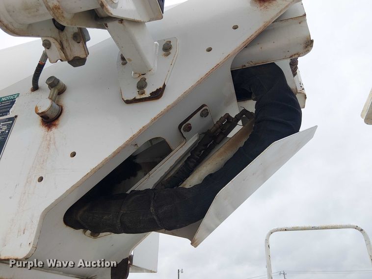 image for item DU3113 2005 International 7300 bucket truck