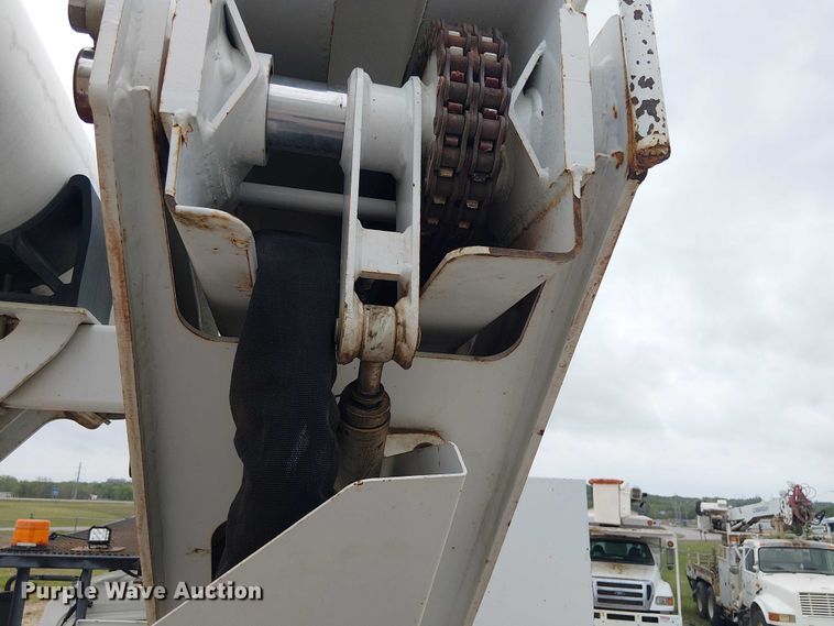 image for item DU3113 2005 International 7300 bucket truck