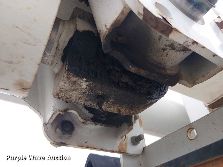 image for item DU3113 2005 International 7300 bucket truck