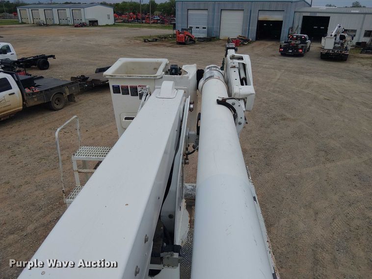 image for item DU3113 2005 International 7300 bucket truck