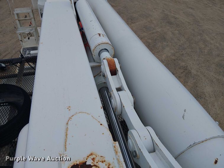 image for item DU3113 2005 International 7300 bucket truck