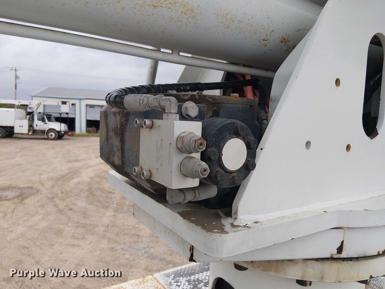 image for item DU3113 2005 International 7300 bucket truck