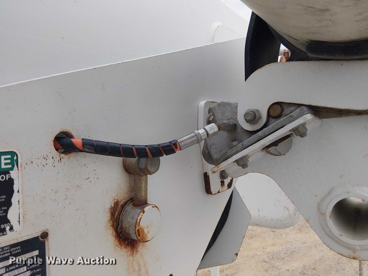 image for item DU3113 2005 International 7300 bucket truck