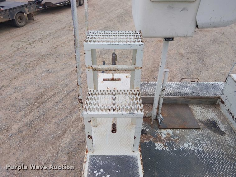 image for item DU3113 2005 International 7300 bucket truck