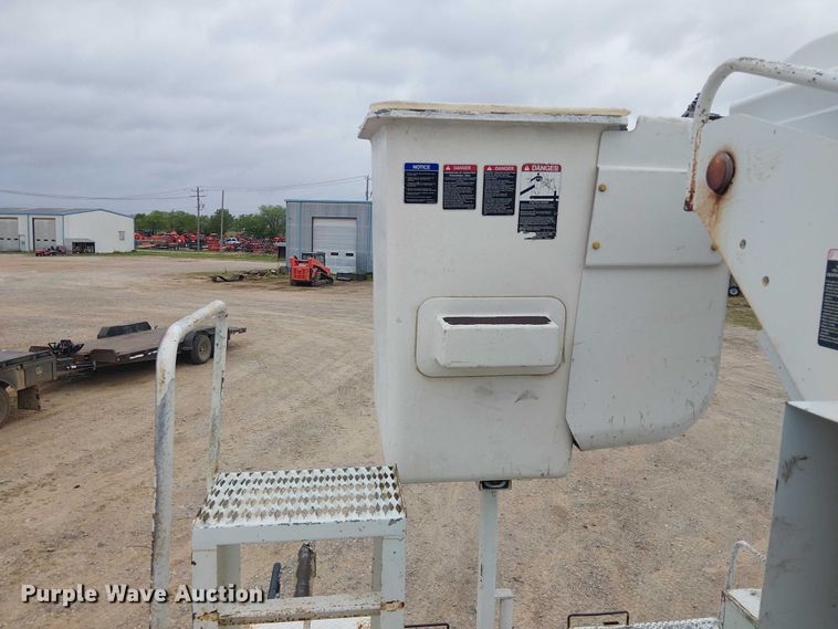 image for item DU3113 2005 International 7300 bucket truck