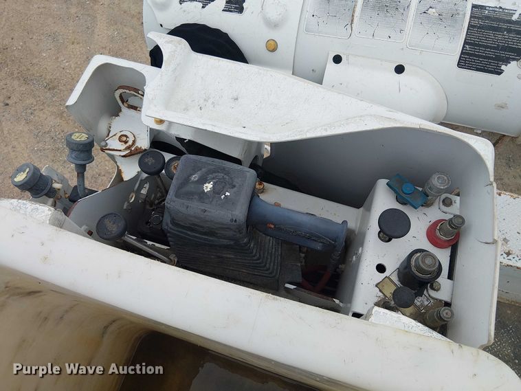 image for item DU3113 2005 International 7300 bucket truck