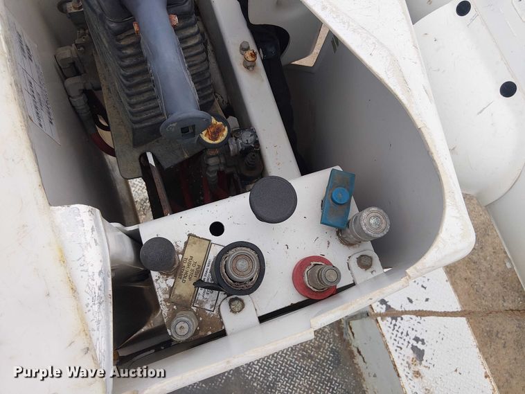 image for item DU3113 2005 International 7300 bucket truck