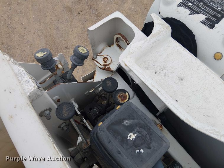 image for item DU3113 2005 International 7300 bucket truck