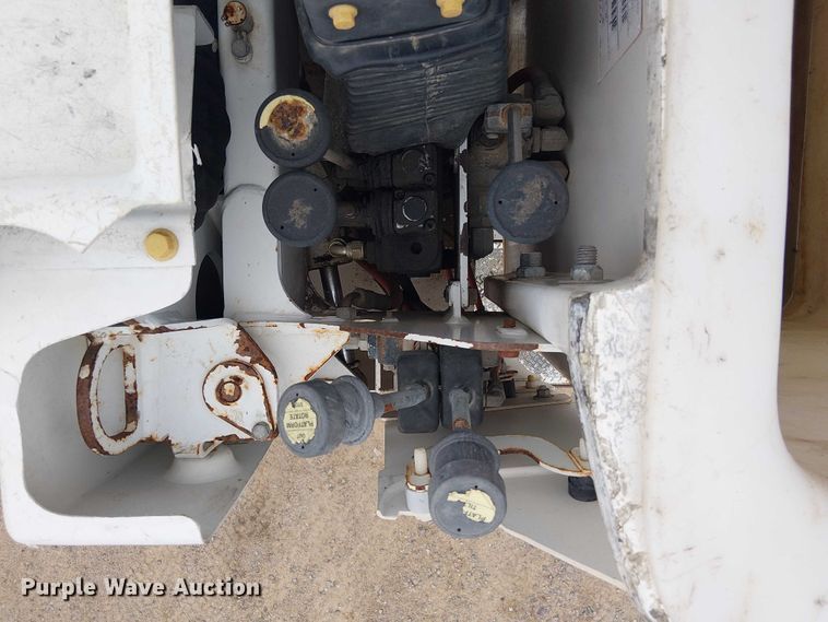 image for item DU3113 2005 International 7300 bucket truck