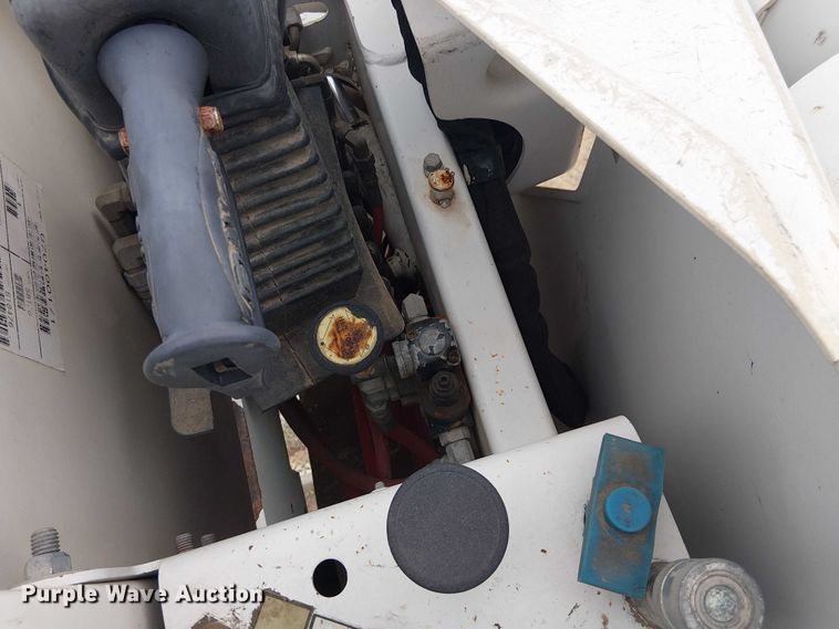 image for item DU3113 2005 International 7300 bucket truck