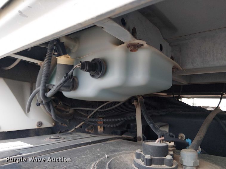 image for item DU3113 2005 International 7300 bucket truck