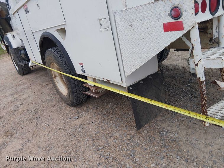 image for item DU3113 2005 International 7300 bucket truck