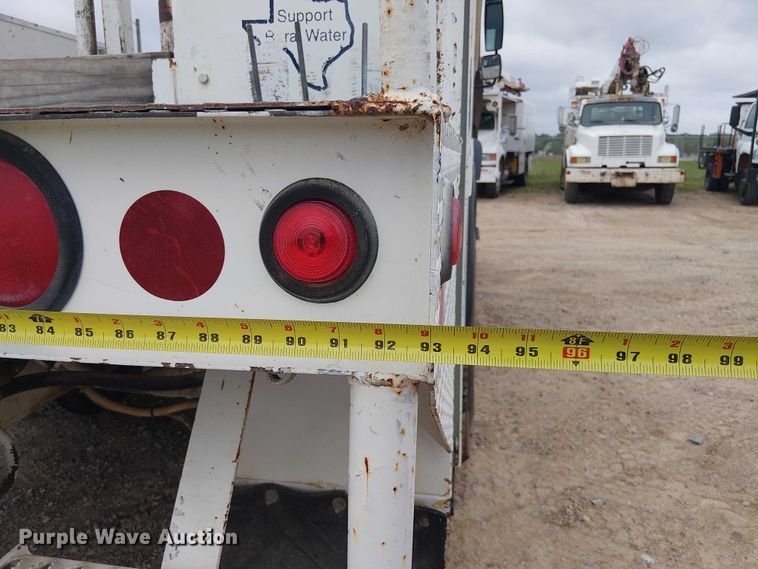 image for item DU3113 2005 International 7300 bucket truck