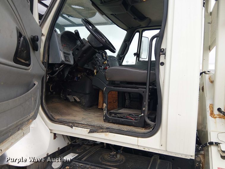 image for item DU3113 2005 International 7300 bucket truck