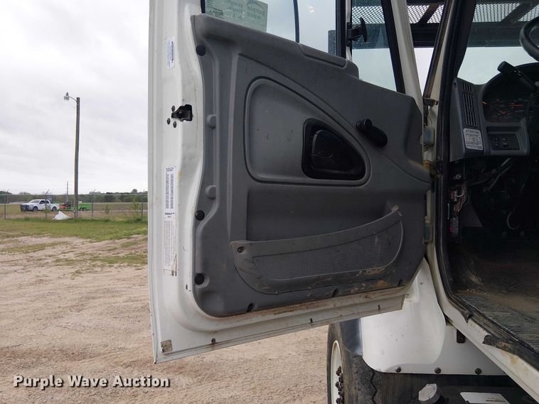 image for item DU3113 2005 International 7300 bucket truck