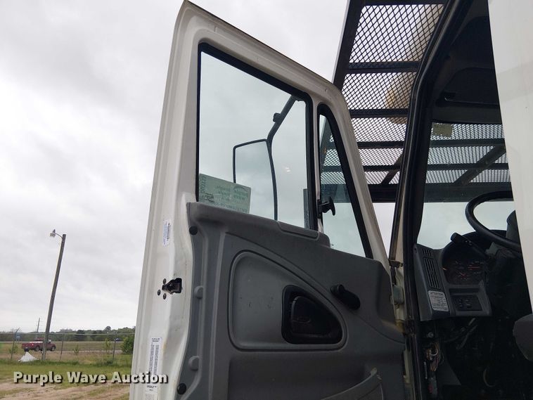 image for item DU3113 2005 International 7300 bucket truck