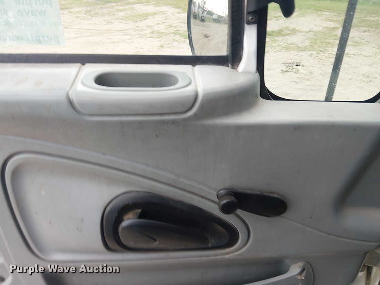 image for item DU3113 2005 International 7300 bucket truck