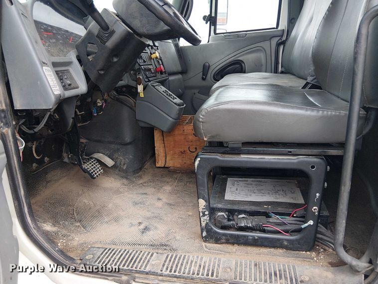 image for item DU3113 2005 International 7300 bucket truck