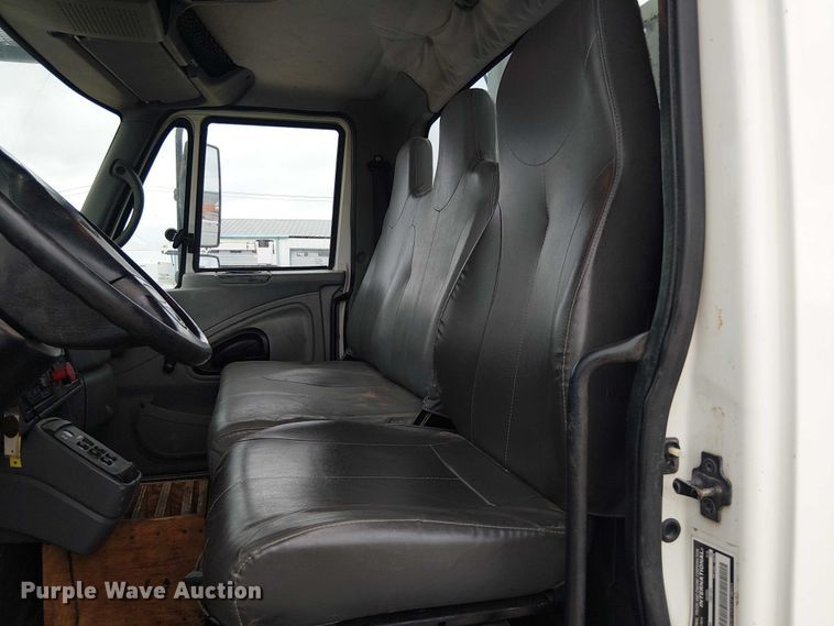 image for item DU3113 2005 International 7300 bucket truck