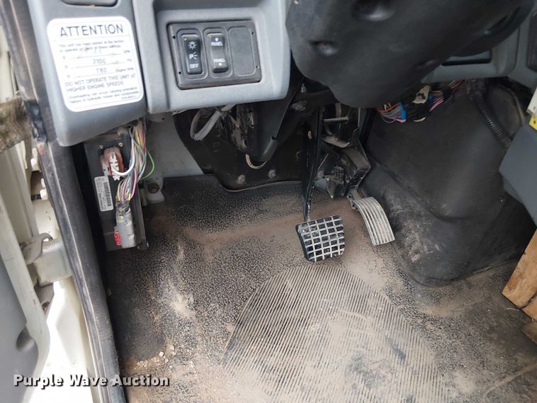 image for item DU3113 2005 International 7300 bucket truck