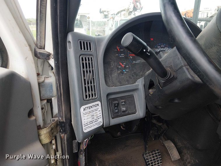 image for item DU3113 2005 International 7300 bucket truck