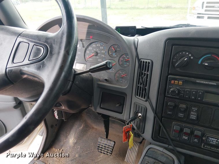 image for item DU3113 2005 International 7300 bucket truck