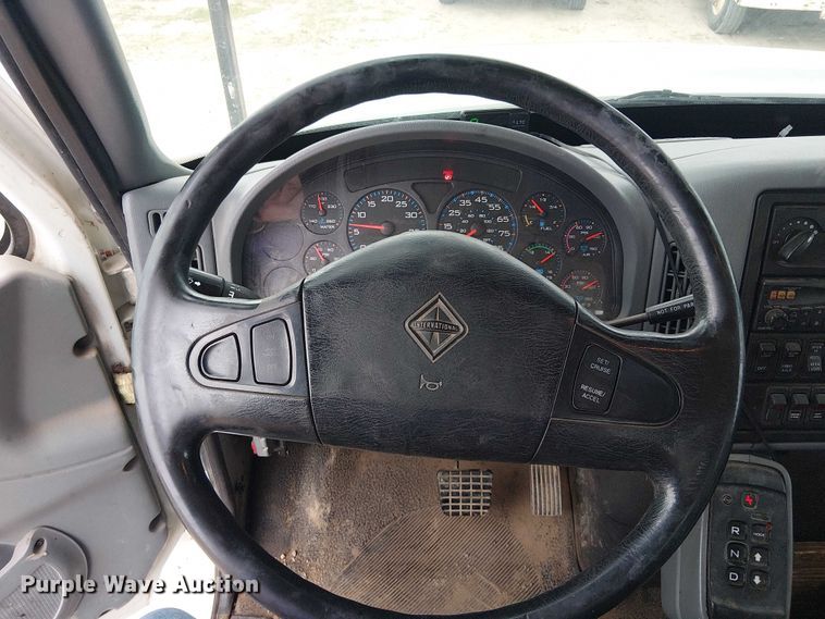 image for item DU3113 2005 International 7300 bucket truck