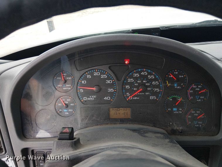 image for item DU3113 2005 International 7300 bucket truck