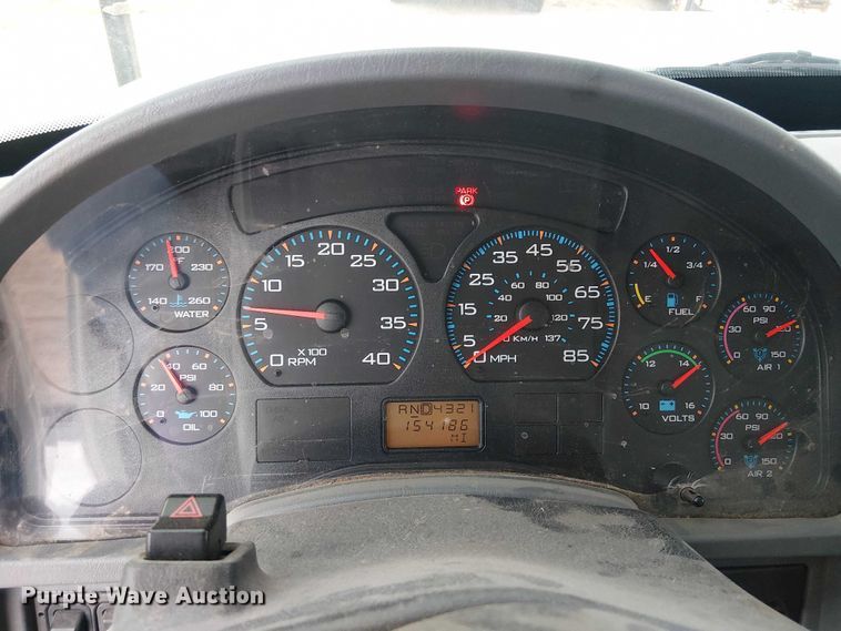 image for item DU3113 2005 International 7300 bucket truck