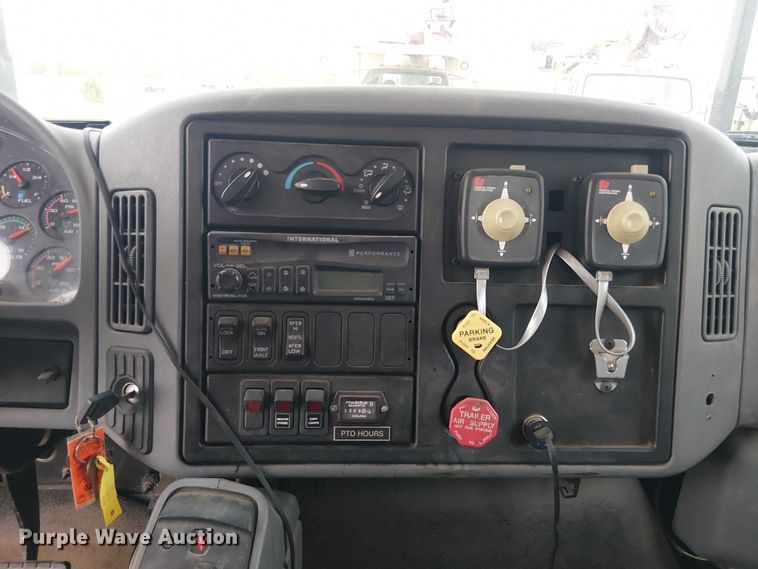 image for item DU3113 2005 International 7300 bucket truck