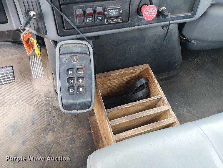 image for item DU3113 2005 International 7300 bucket truck