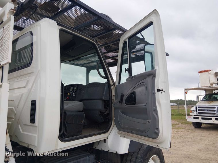 image for item DU3113 2005 International 7300 bucket truck