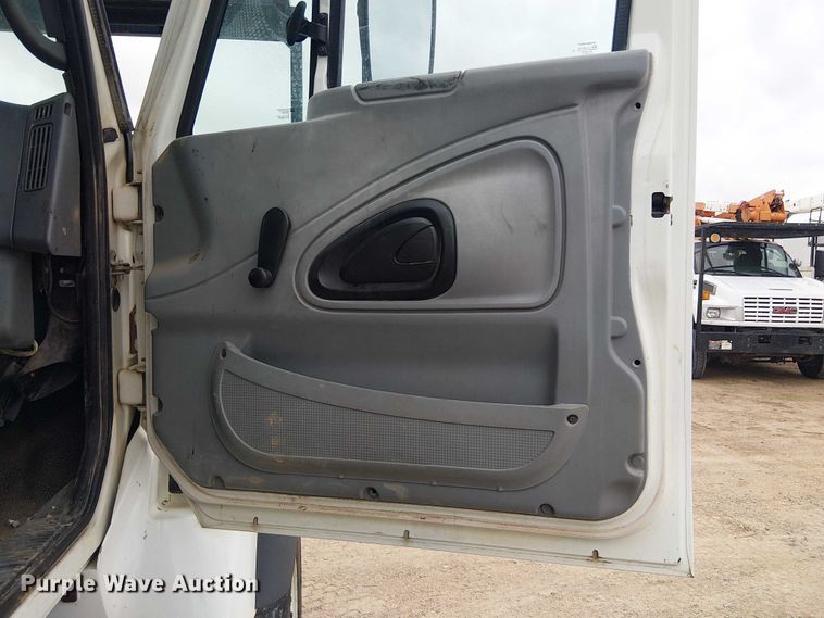 image for item DU3113 2005 International 7300 bucket truck