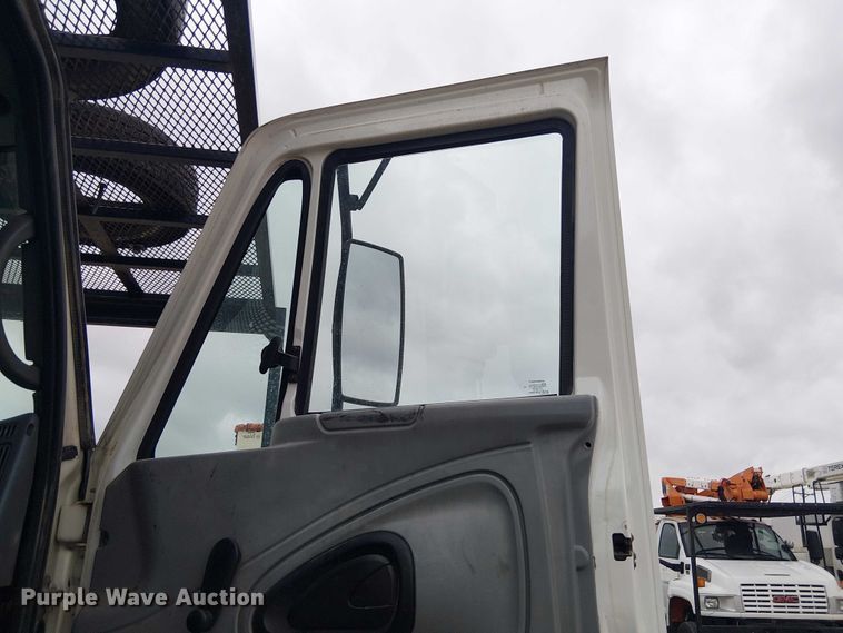 image for item DU3113 2005 International 7300 bucket truck