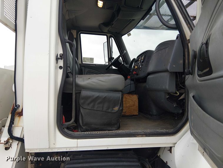 image for item DU3113 2005 International 7300 bucket truck