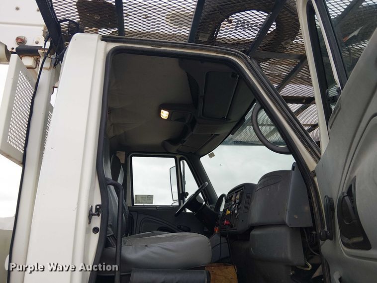 image for item DU3113 2005 International 7300 bucket truck