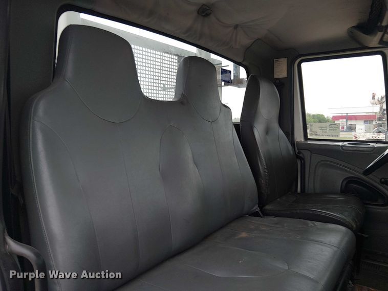 image for item DU3113 2005 International 7300 bucket truck