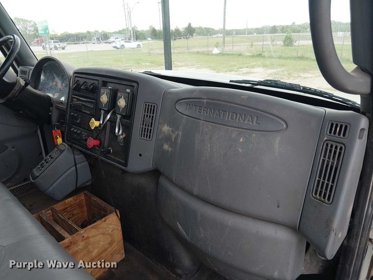 image for item DU3113 2005 International 7300 bucket truck