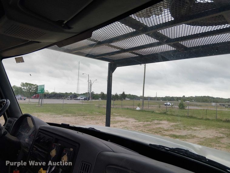 image for item DU3113 2005 International 7300 bucket truck