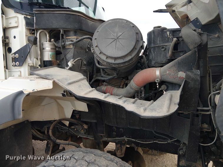 image for item DU3113 2005 International 7300 bucket truck