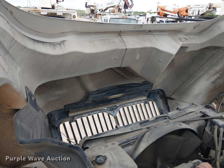 image for item DU3113 2005 International 7300 bucket truck