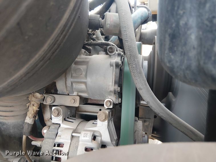 image for item DU3113 2005 International 7300 bucket truck