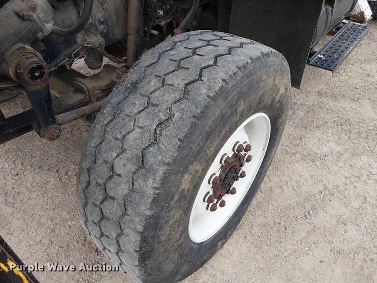 image for item DU3113 2005 International 7300 bucket truck