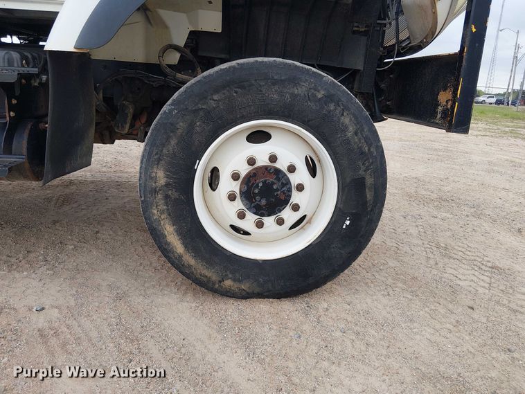 image for item DU3113 2005 International 7300 bucket truck