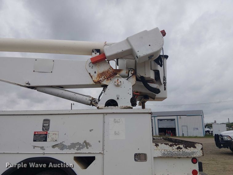image for item DU3114 2007 International 7300 bucket truck