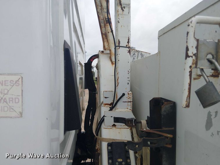 image for item DU3114 2007 International 7300 bucket truck