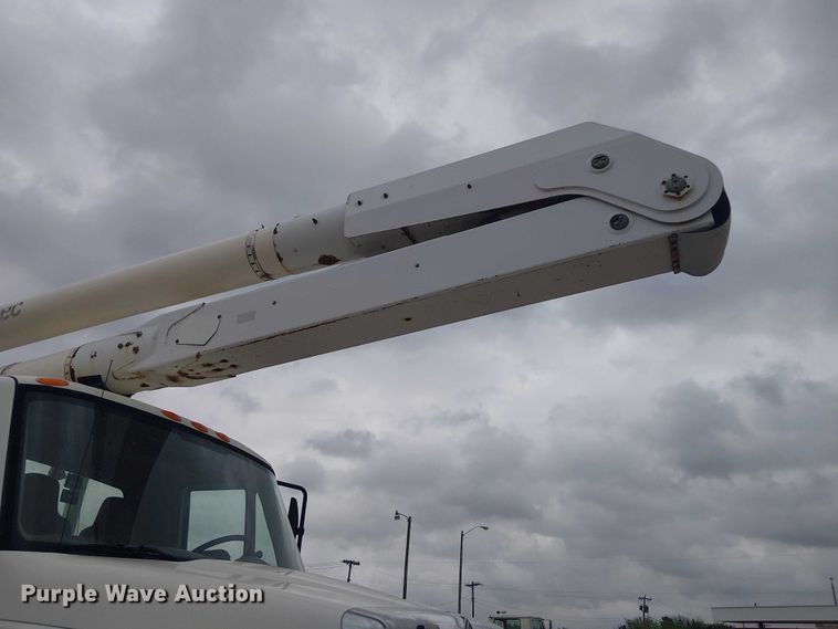 image for item DU3114 2007 International 7300 bucket truck
