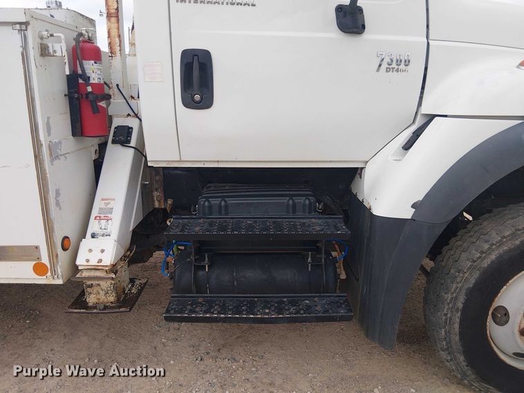 image for item DU3114 2007 International 7300 bucket truck